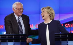 Bernie Sanders y Hillary Clinton durante el debate (Lucy Nicholson/Reuters)